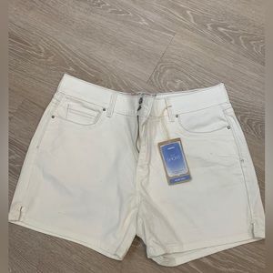 Levi’s 515, mid rise white short sz 14 NWT